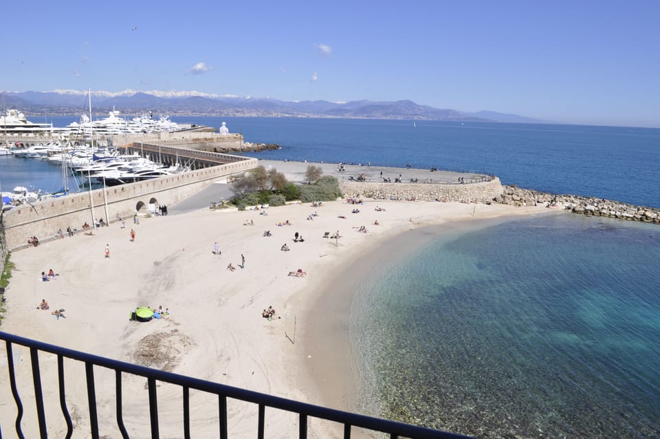 The sandy Gravette beach is below the balcony.