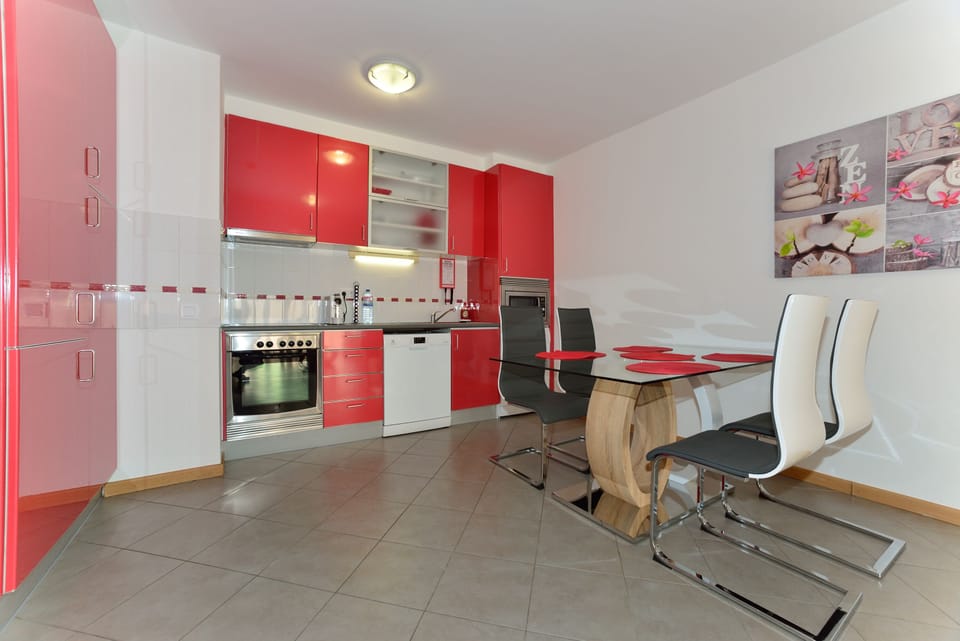 Kitchen with Fridge / Freezer, Cooker, Microwave & Nespresso Coffee machine