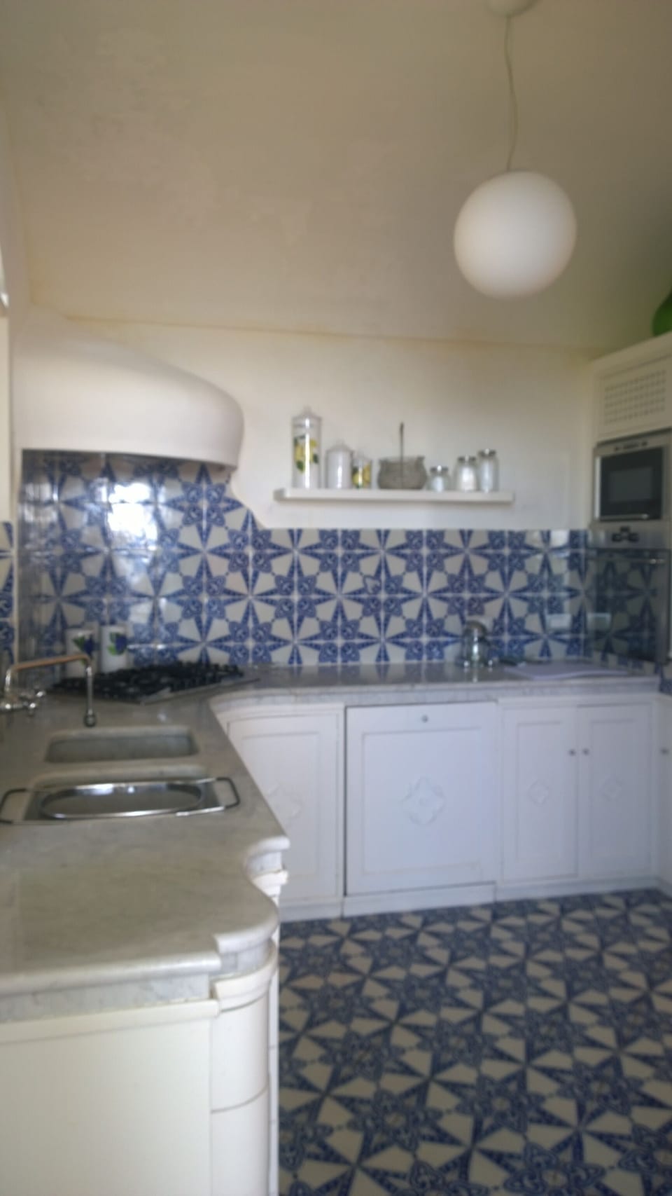 Fully equipped kitchen with oven, dishwasher, and back garden with pizza oven