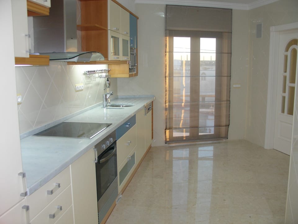 Large, modern and fully equipped kitchen