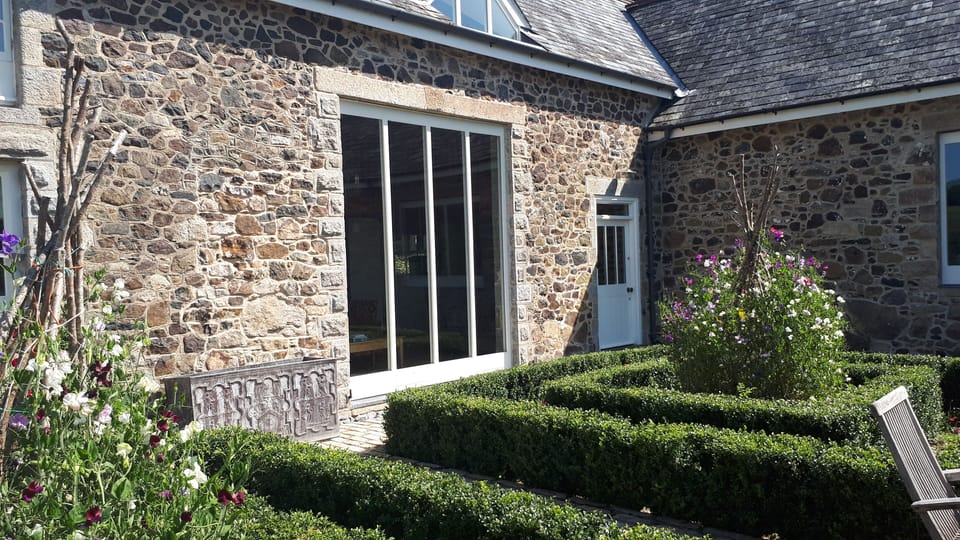 Entrance to Stone Barn through private coutyard