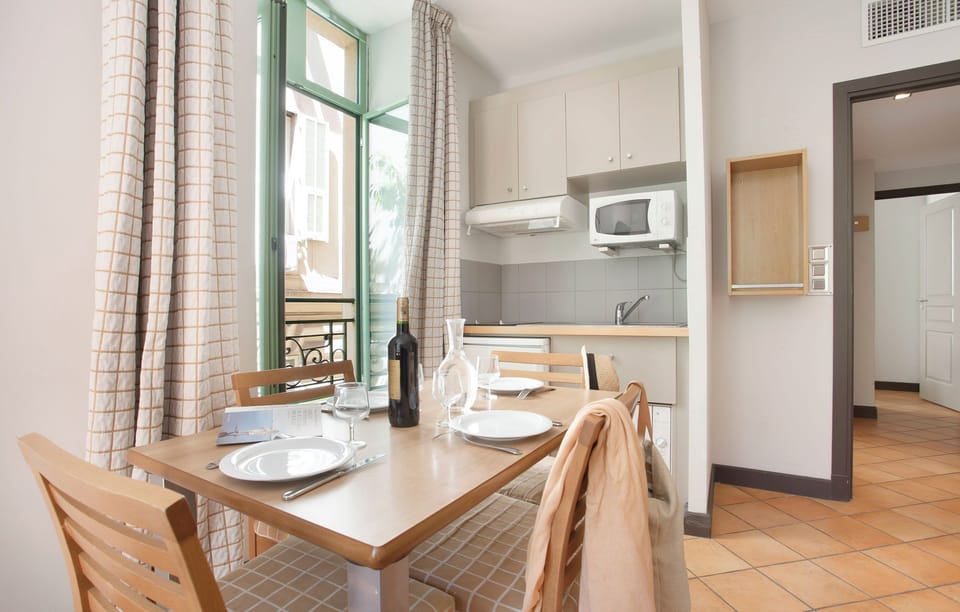 Tuck into a great snack you’ve prepared in your kitchenette.