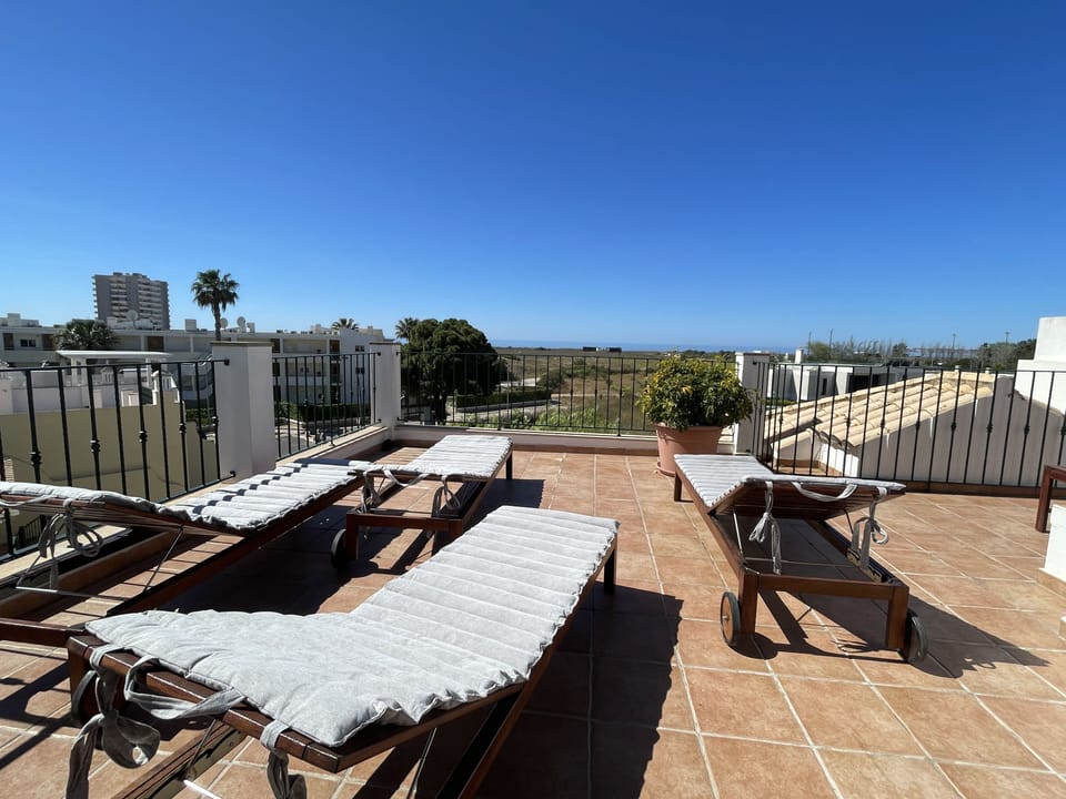 Rooftop sun chairs
