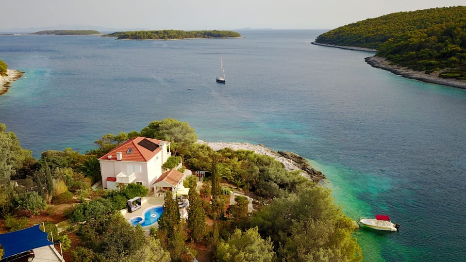 Aerial view of Villa Katy and its location