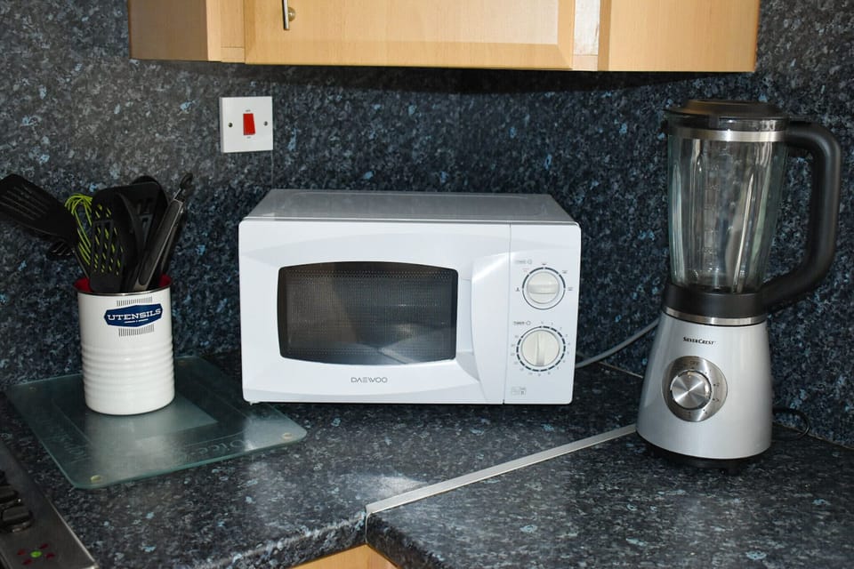 Microwave, Blender & Utensils 