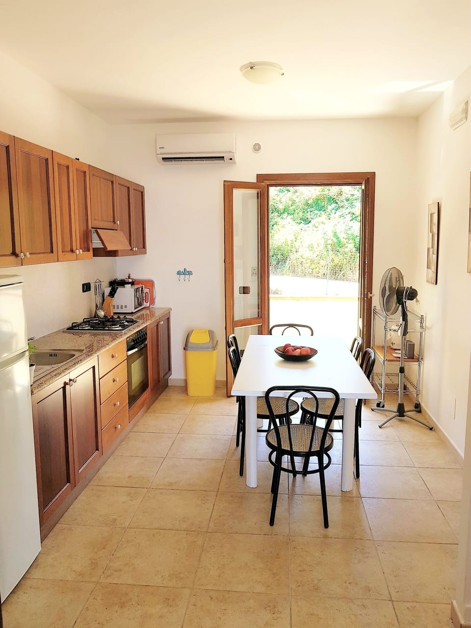 Kitchenarea with table for six people.     
