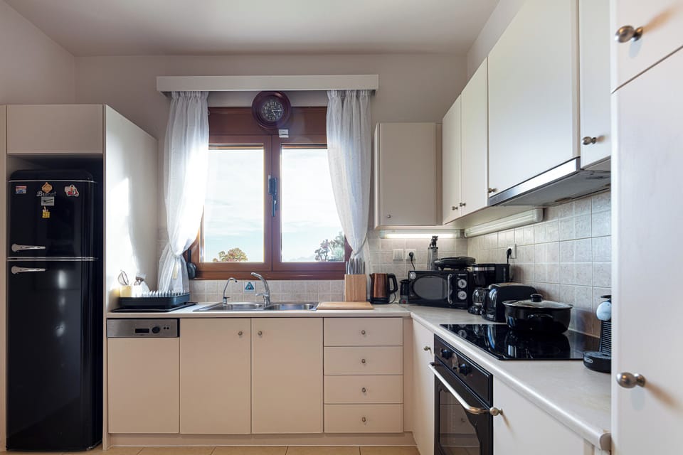 Fully equipped kitchen area & dining area.