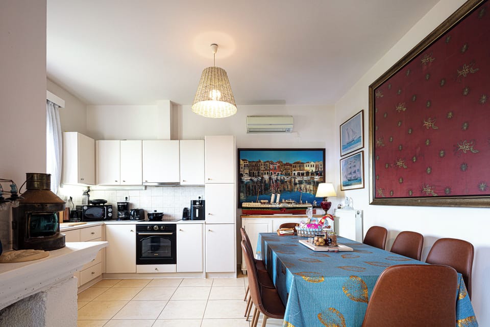Dining area next to the kitchen