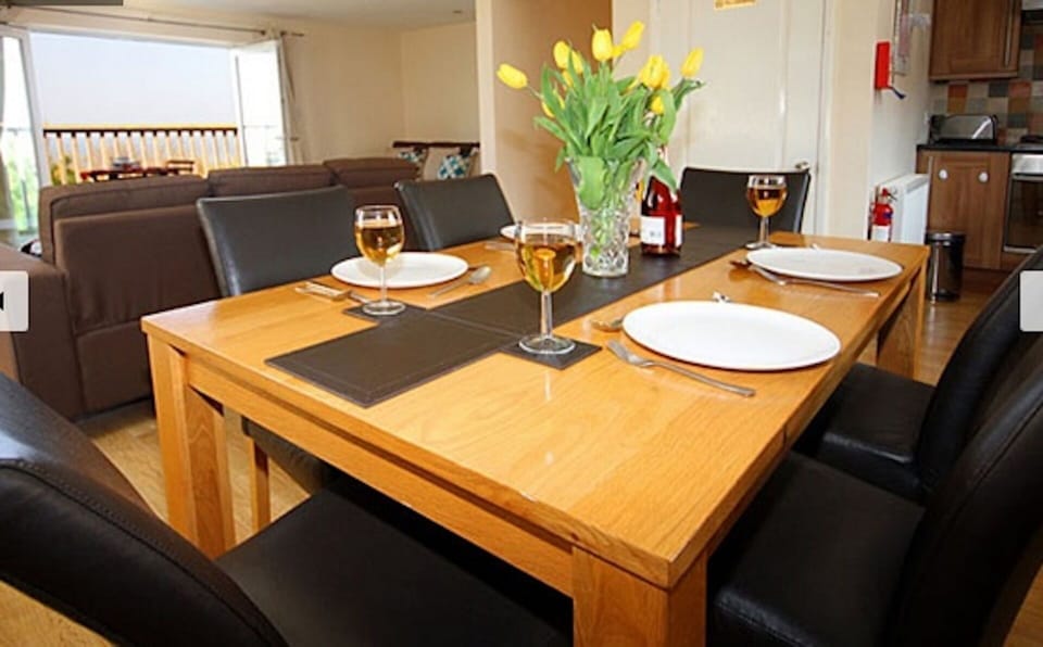 open plan dining