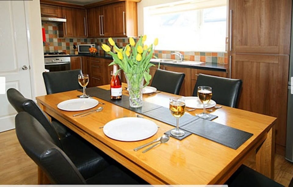 Open plan dining area with seating for 6