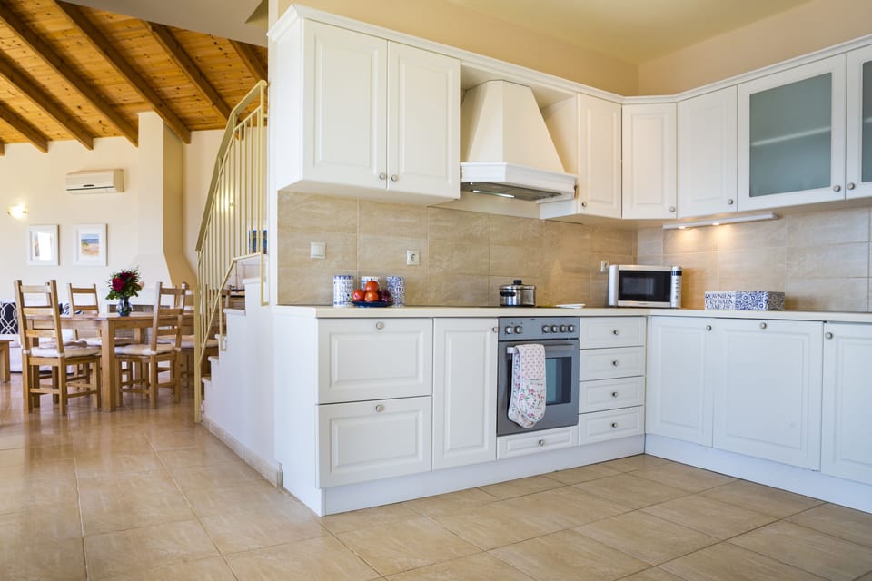 Well equipped kitchen (1)