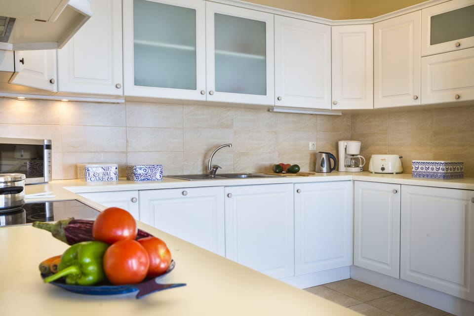Well equipped kitchen (2)