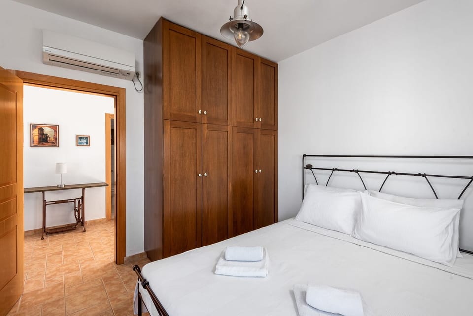 Queen size bed in the bedroom