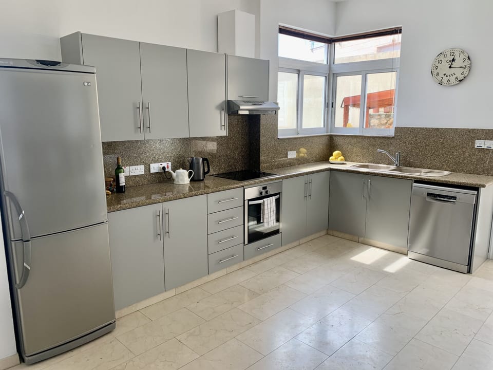 fully fitted kitchen