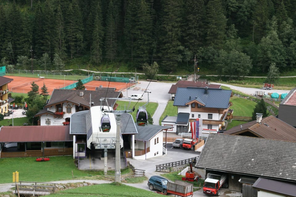 Tennis courts and Lift (next to tux Diamant)