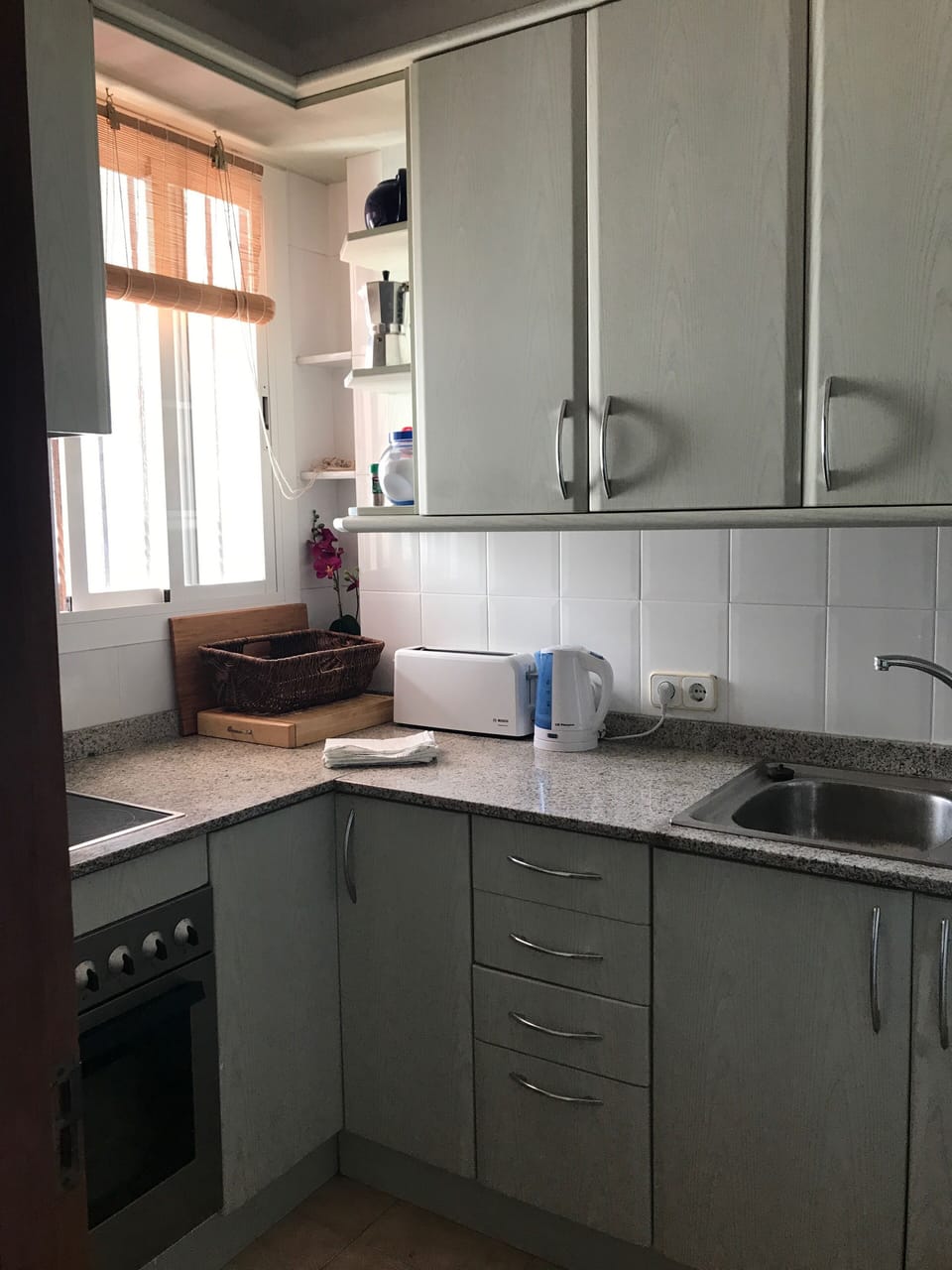 Fully equipped kitchen - Hob, Oven, fredge/freezer, toaster, coffee maker