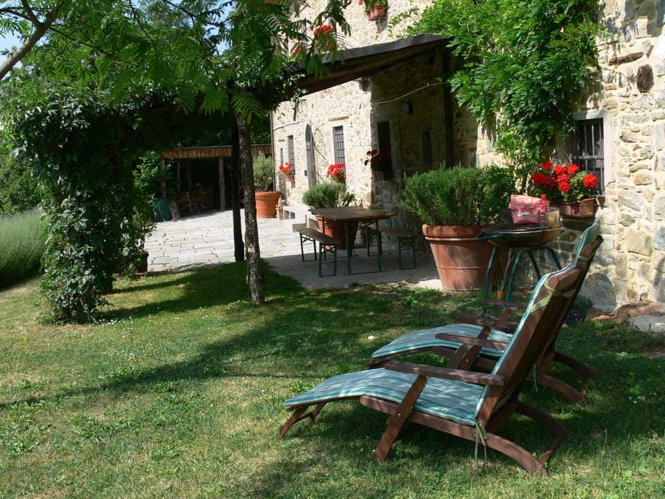 Al fresco dining under the pergola