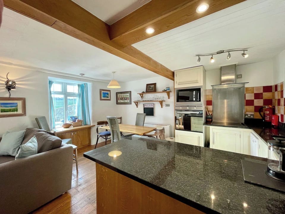 Kitchen/ Dining area