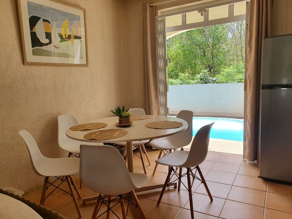 Dining space with view on the pool