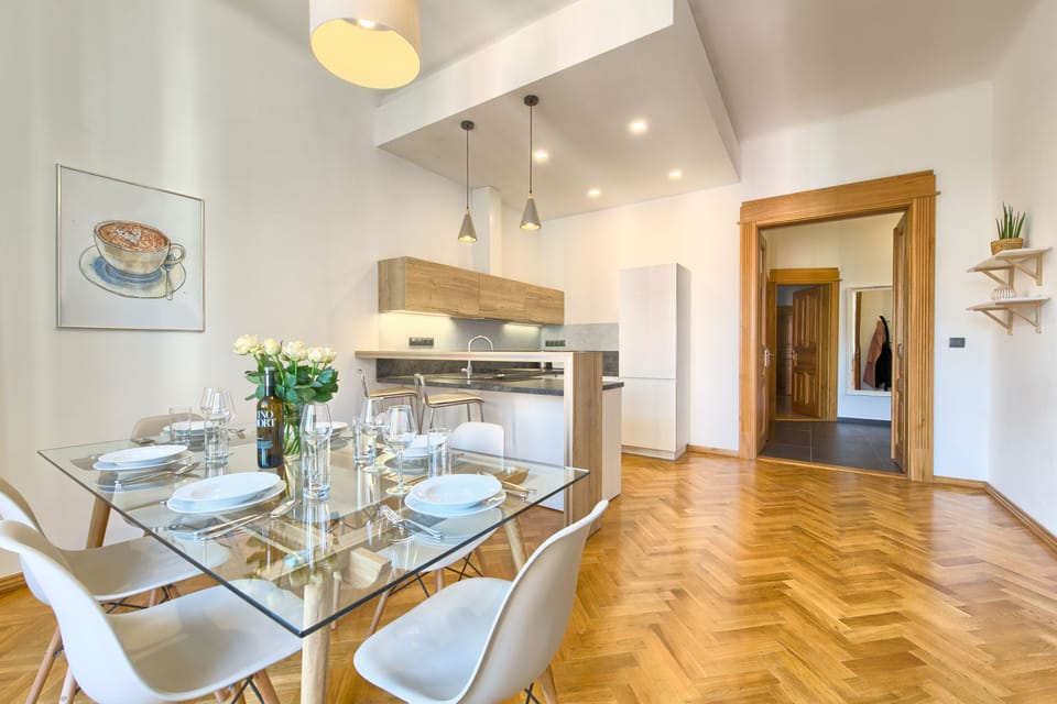 Fully equipped kitchen with dining seating for 6 people
