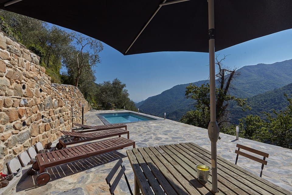 Terrace with large table and 6 chairs