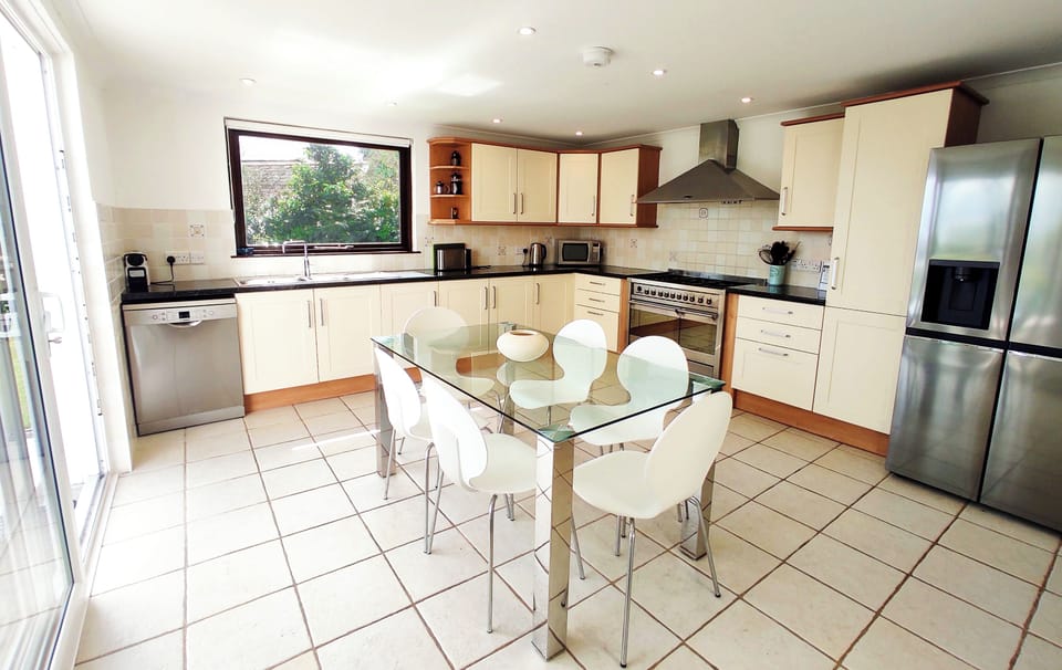 6-burner gas cooker (double ovens), dishwasher, fridge freezer with ice maker