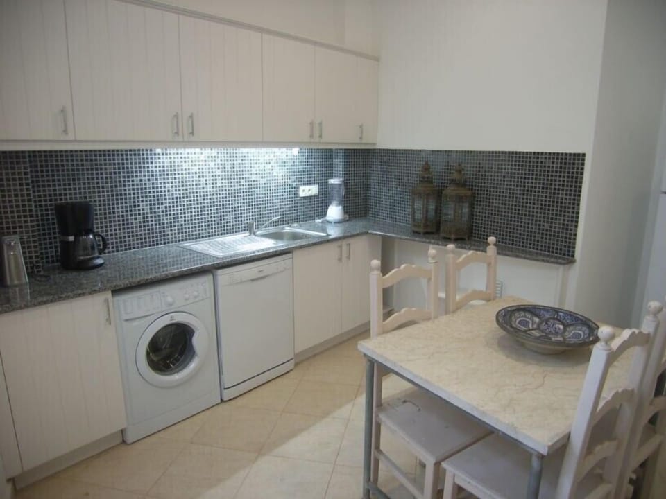 kitchen (facing south)