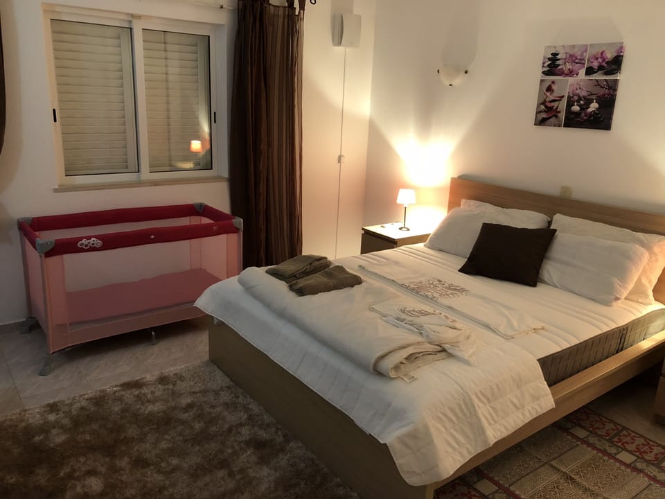 Double room en suite with baby travel cot 
