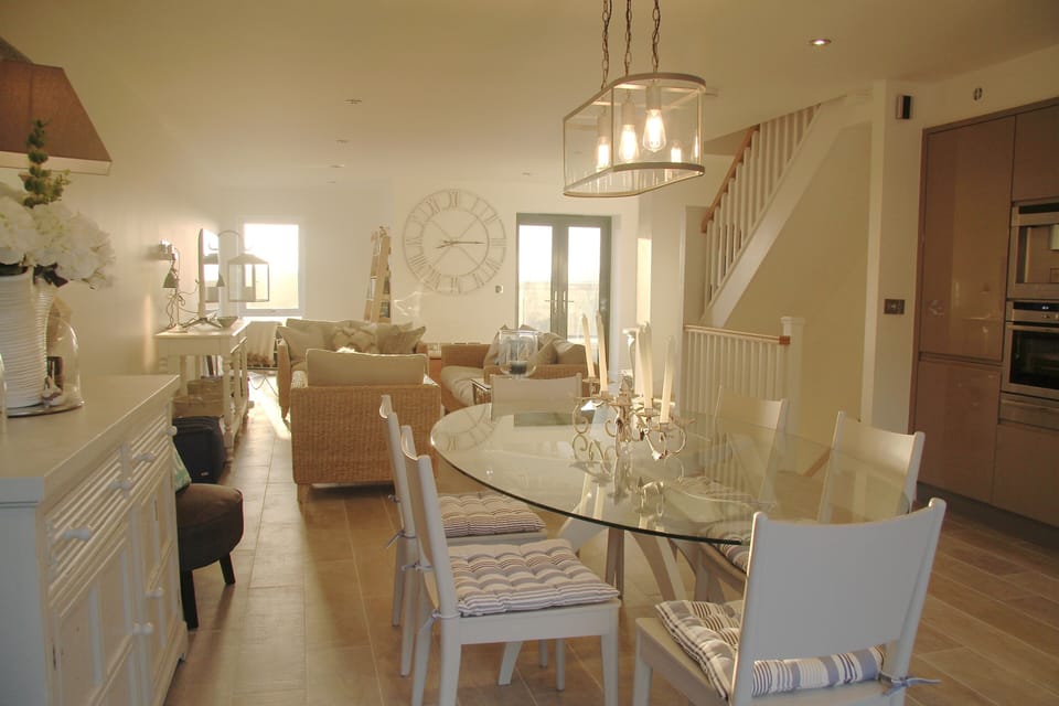 Sunny open plan dining and lounge
