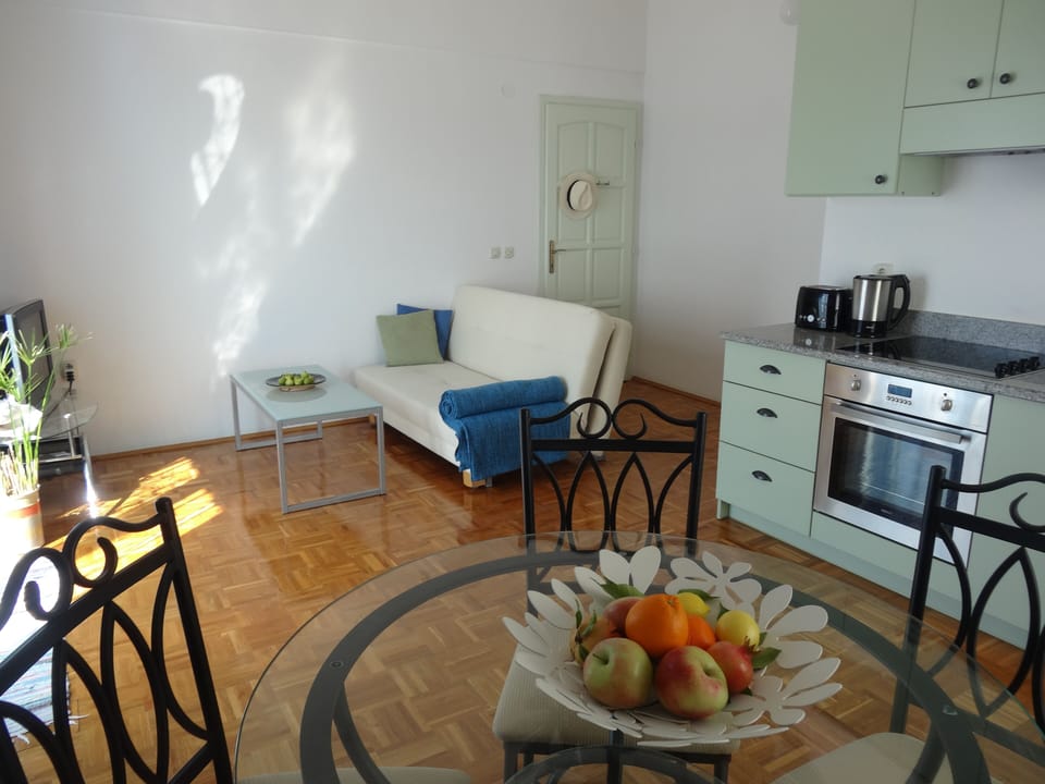 Open plan living room with 160 cm sofa bed .