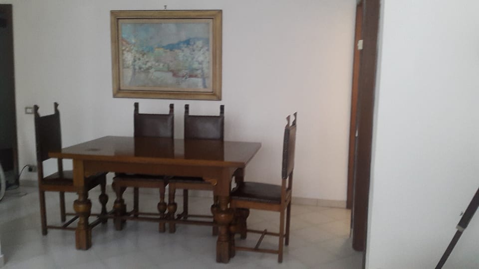 Extendable dining table that can accomodate 8 people comfortably