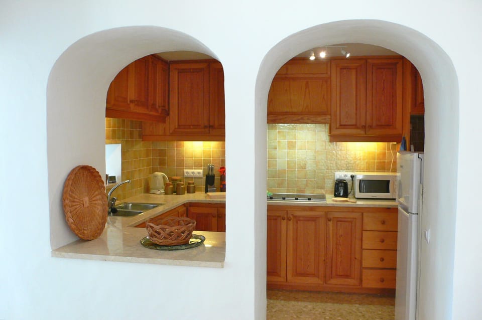 Fully equipped kitchen, which opens out to the dinning area.