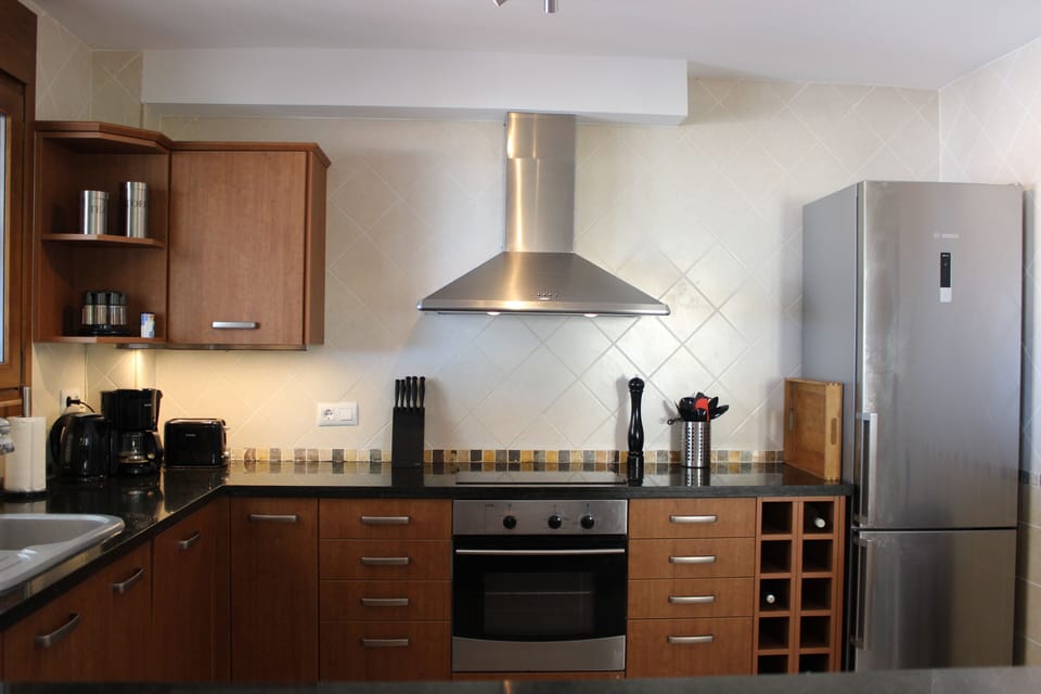 Kitchen fully fitted, full size fride / freezer, micro, kettler, coffea maker