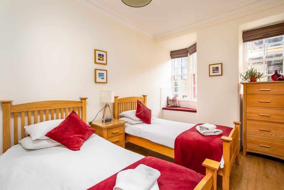 Twin bedroom with box window seat