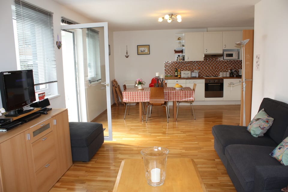 )Open plan living space dining for 6 plus high chair. Dishwasher & fridgefreezer