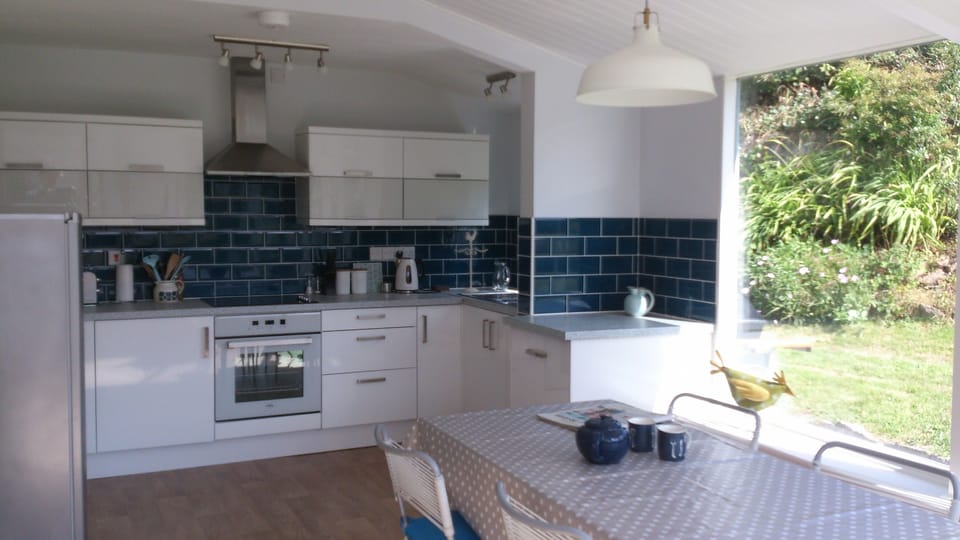 Large, sunny kitchen diner overlooking the garden