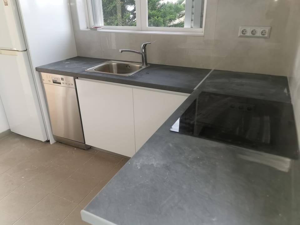 fully equipped new kitchen with diswasher
