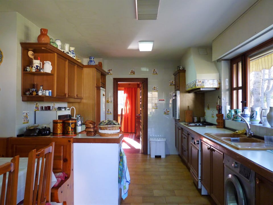 Kitchen with table for 6