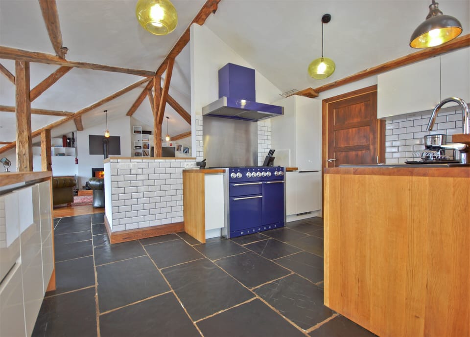 Kitchen with gourmet cooker. 