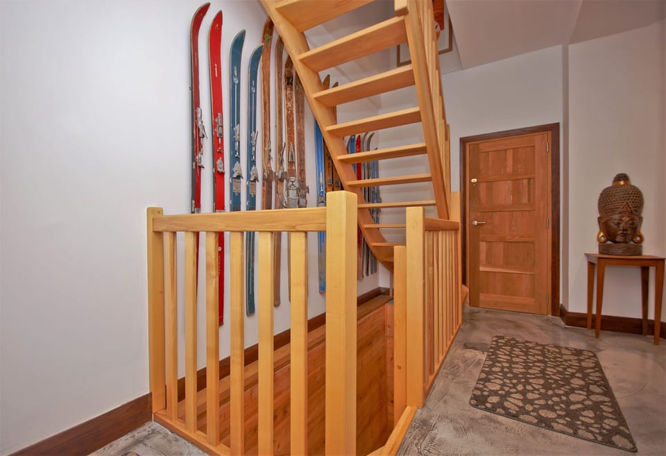 Middle floor landing.