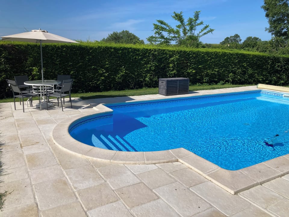 Pool and poolside dining

