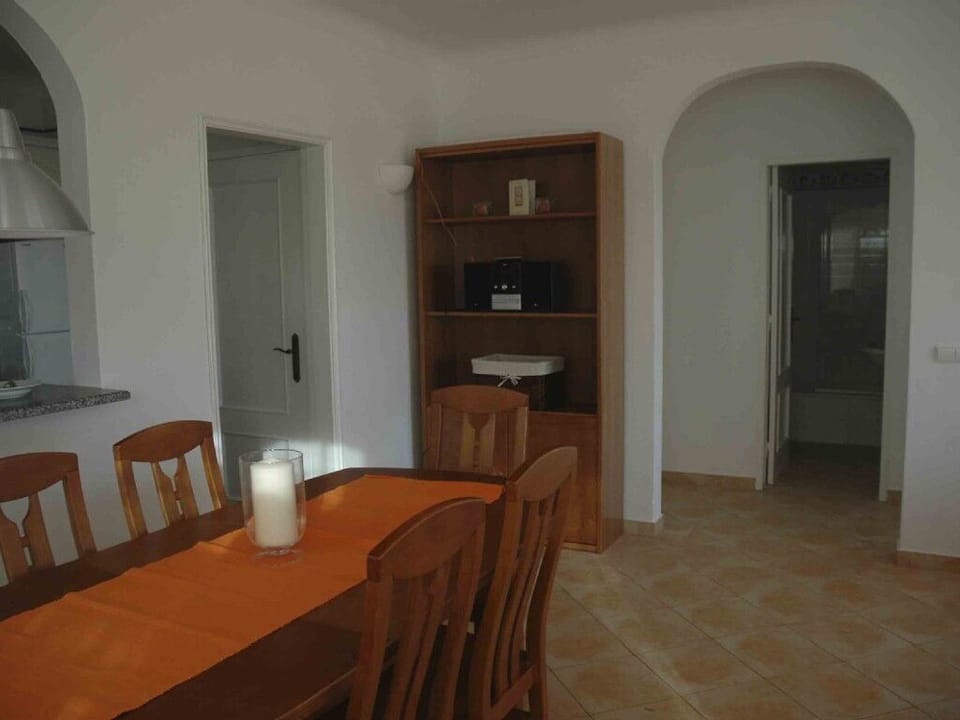 Dining table for 6 persons