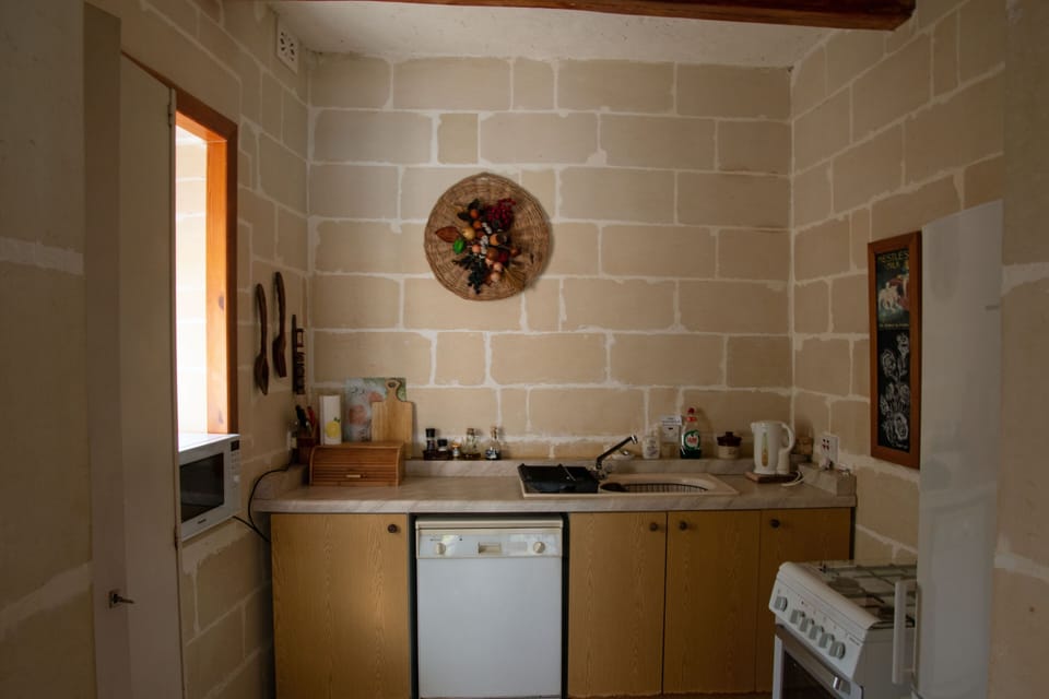 Kitchen with Fridge/Freezer, Microwave, Dishwasher, Gas/Electric Oven etc.... 