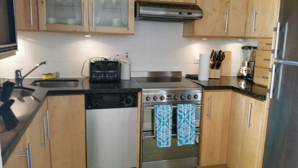 Well equipped kitchen,
dishwasher & small
washer/dryer.
