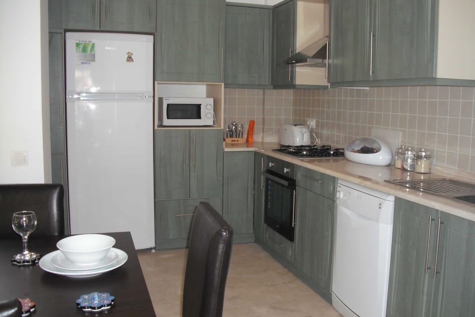 Modern fully fitted kitchen incl dishwasher and iced water - also hot) dispenser 