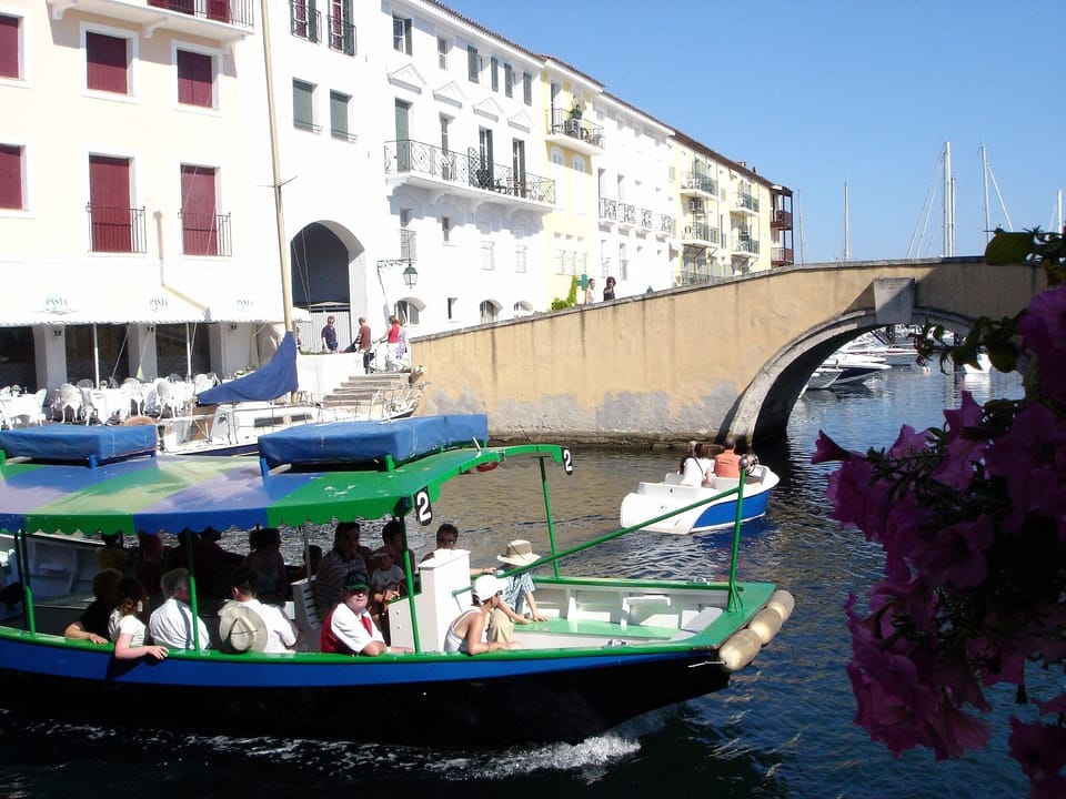 Water Taxi - Apt Balcony Behind