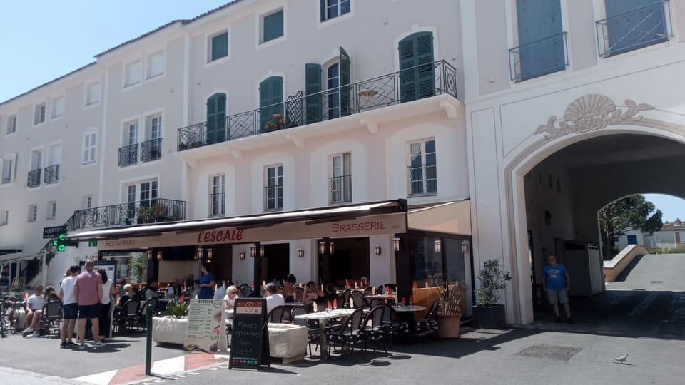 Restaurant L'Escale directly beneath the apartment in Place Du Marche