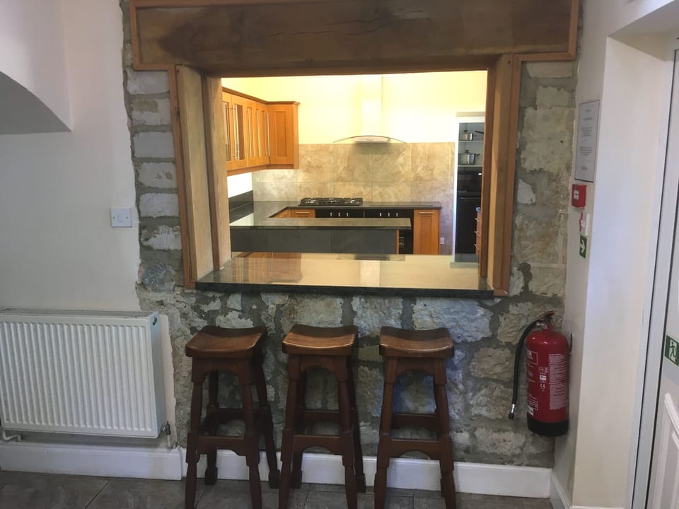 SERVING HATCH BETWEEN THE TWO KITCHENS
