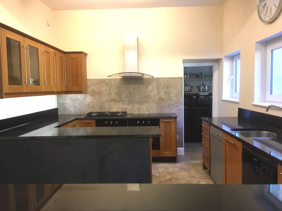 LARGE KITCHEN WITH LOTS OF WORKTOP SPACE