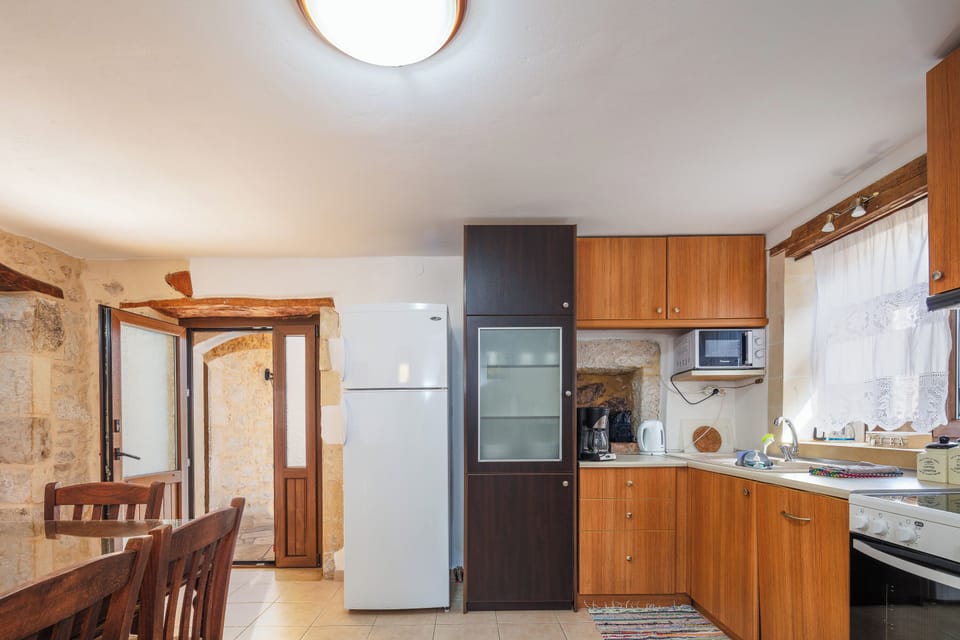 Fully equipped kitchen and indoor dining area